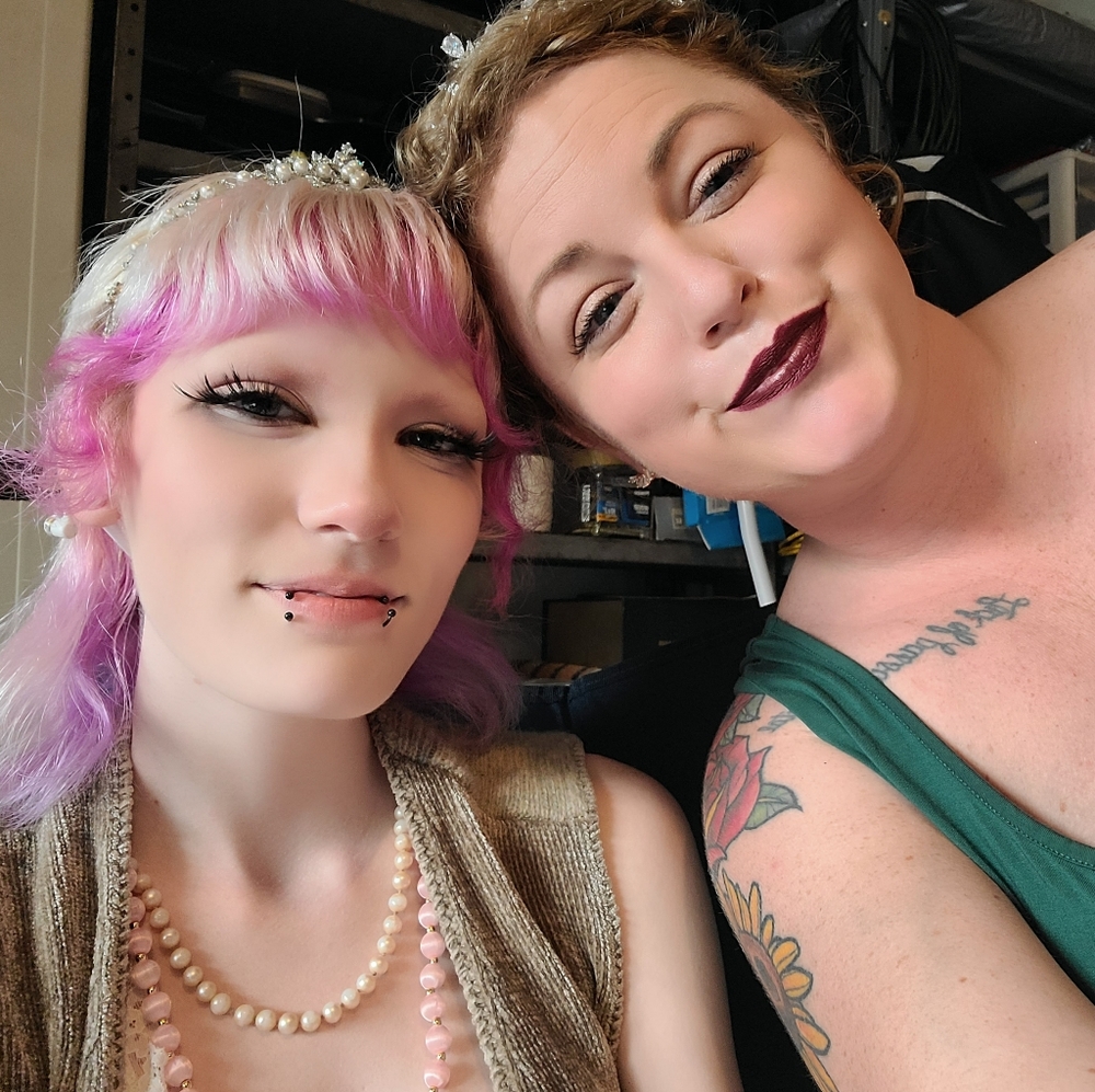 Meet your Poshers, Laura & Clarity
